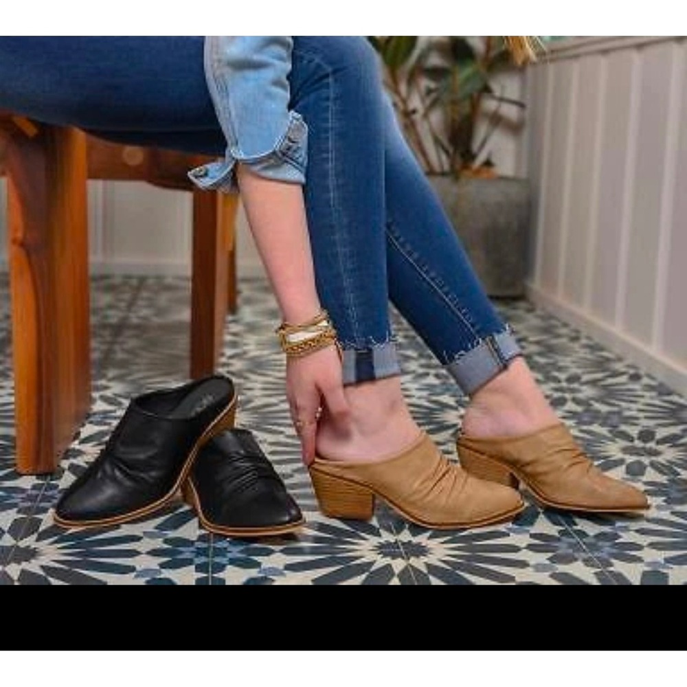 Boutique by Corkys Streaming Tan Ruched Block‎ Heel Mules Shoes Womens Size 8